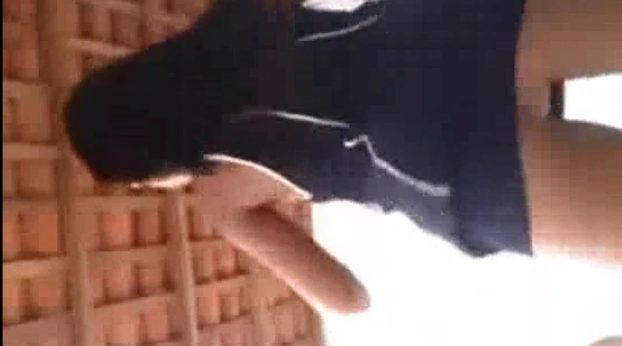 Colegiala con microvestido bailando se le ve el calzon blanco