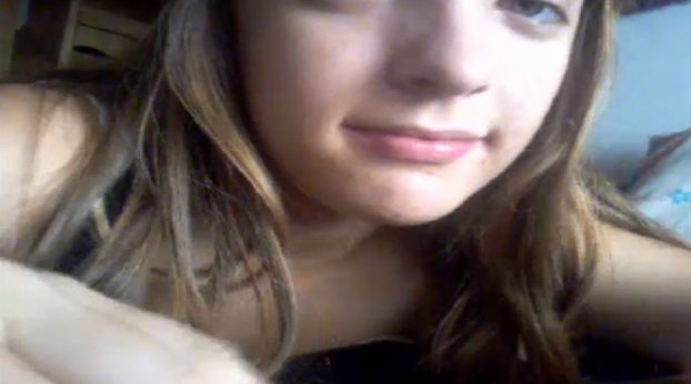 Colegiala metiendose 2 dildos a la vez