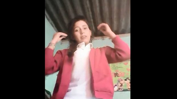Colegiala se desnuda por amor y novio lo sube el vio a internet