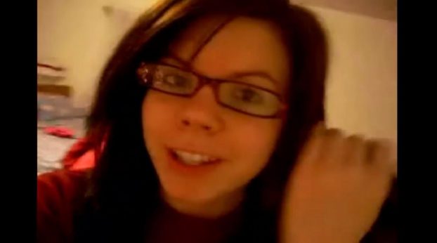 Colegiala tocandose la concha para su novio