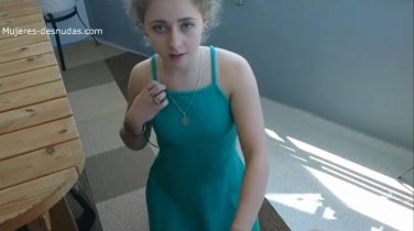 Hermo jovencita mamando y cogiendo para luego comerse los mecos