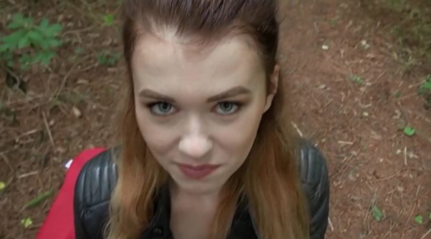 Hermosa culona singando en el bosque por dinero