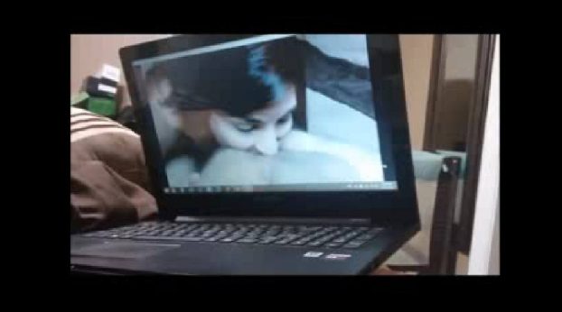 Mi esposa mamandome la verga mientras vemos porno