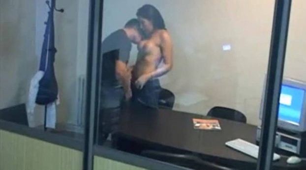 Parejita de enamorados cogiendo en horas de trabajo