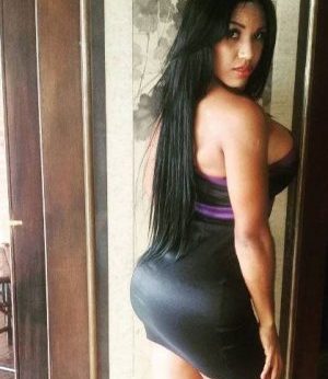 Una hermosa potona morena llamada gladys