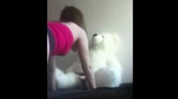 juegos-sexuales-con-su-peluche-el-oso-pajero