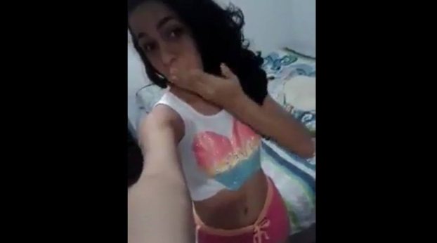 mi-prima-xxx-se-mete-un-peine-por-su-concha-apretadita