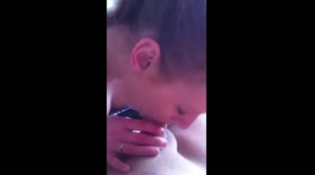 hermosa-teen-mamando-de-manera-tierna