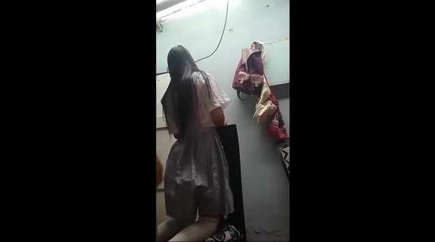 colegiala-pasando-el-curso-de-mate-con-20-de-nota