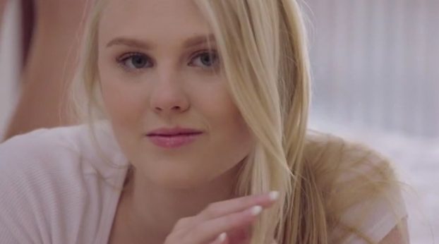 mocosita-tomando-clases-de-sexo-con-dos-negros