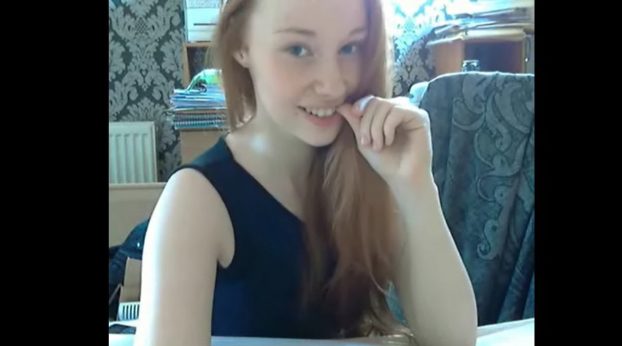 rubia-candente-metiendose-tres-dedos-en-su-culito