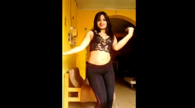 video-hot-de-una-jovencita-culona-bailando-con-pantalon-transparente