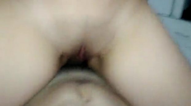 Jovencita peladita cabalgando verga enana