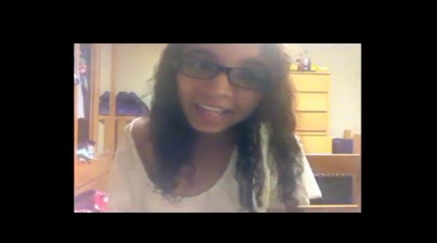 Nerd tetuda le se mete el dedo en la silla de su cuarto