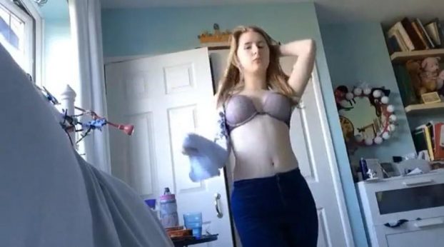 Colegiala desnuda xxx luciendo con orgullo su cuerpo