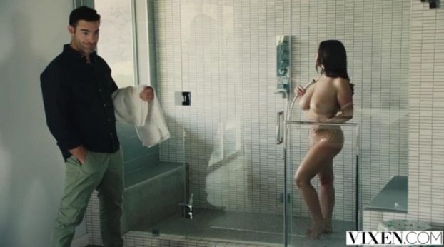 Vixen - Las ricas tetas de la madurita desnuda Angela white