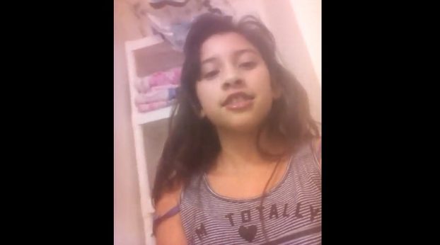 Colegiala enamorada dedicando un video casero