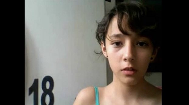 Colegiala velluda que de santa no tiene nada