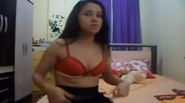 Garotinha mostrando su pacharaca