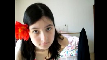 Jovencita desnuda con rosa en el cabello - Putitas69.com