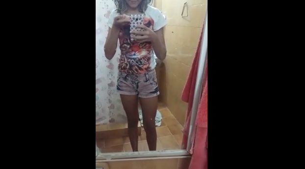 Morrita desnuda frente al espejo