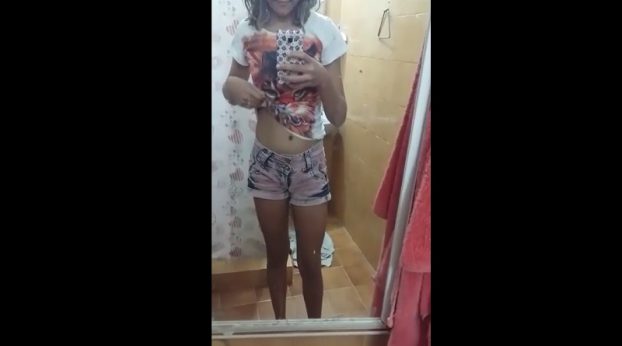 Nena grabandose desnuda frente al espejo