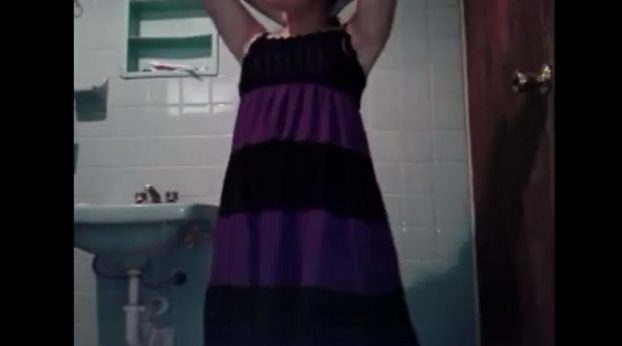 Chamaca desnuda en video casero