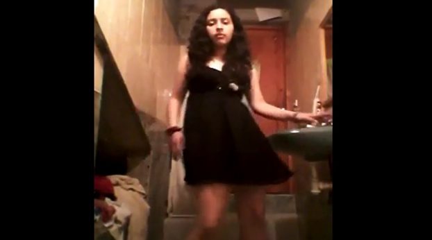 Chava peluda moviendo el culo desnuda