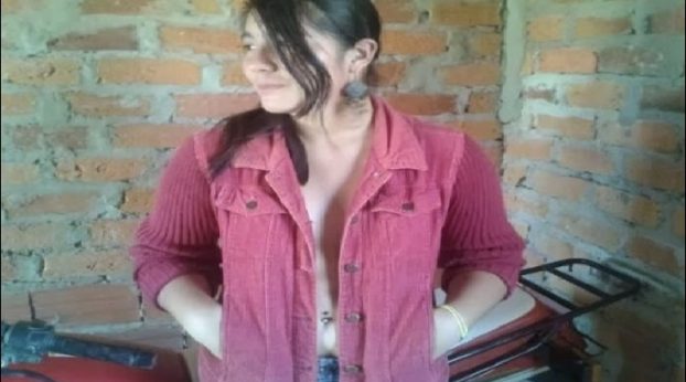 Cholita mostrando la concha