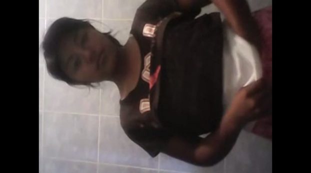 Colegiala cholita desnuda tocando sus ricas tetas