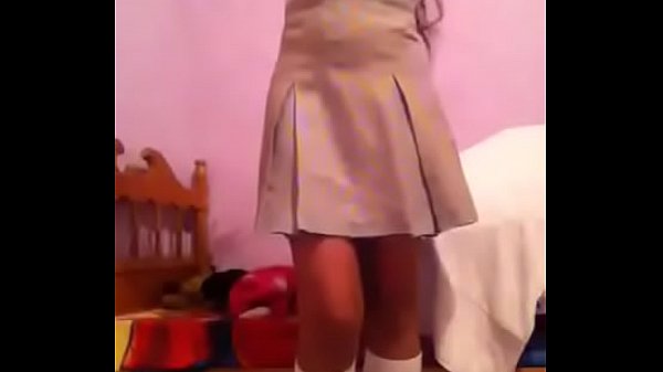 Chiquilla llega de la escuela para grabarse