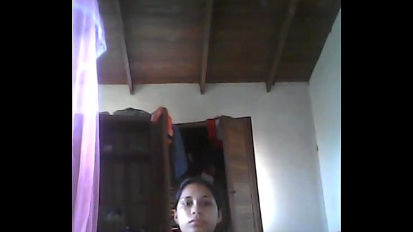 Jovencita masturbandose y enseñando el totó