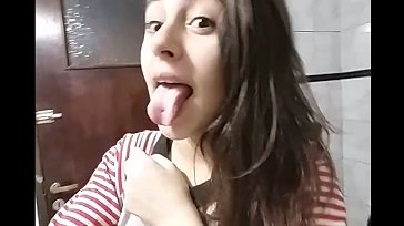 Chava lamiendo sus tetazas