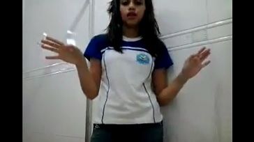 Colegiala de verdad con las chichis al aire