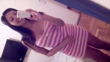 Mostrando las tetas antes de ir a la disco