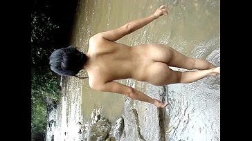 Peruanita peluda en el rio 364x204