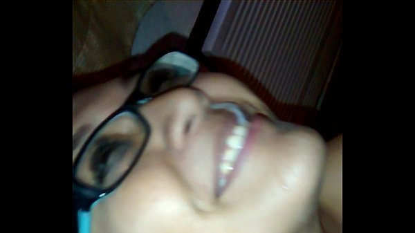 Nerd colegiala mamando rico