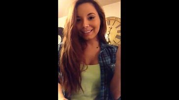 Rica chibola saludando