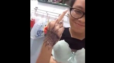 Zambita sacando el dedo del medio