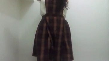 Colegiala quitandose el uniforme 364x204