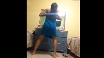 Jovencita desnuda bailando al ritmo de reggaeton 364x204