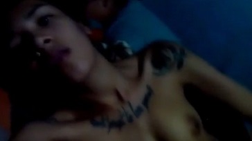 Loca tatuada pajeandose a lado de su hermano 364x204