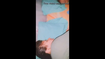 Colocha cogiendo con su bebito a un lado 364x204