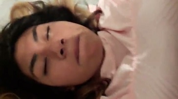 Jovencita pelada cogiendo y mamando 364x204